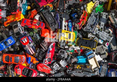 Coloma MI USA May 5 2019; eine Schachtel mit einziehbaren Hot-Wheel- und Match-Box-Autos steht zum Verkauf auf einem Hof in der Gegend Stockfoto