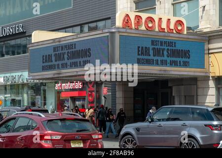 Eine Hommage an den verstorbenen amerikanischen Rapper DMX auf dem Festzelt des Apollo Theatre im Stadtteil Harlem. 10 April 2021 Stockfoto