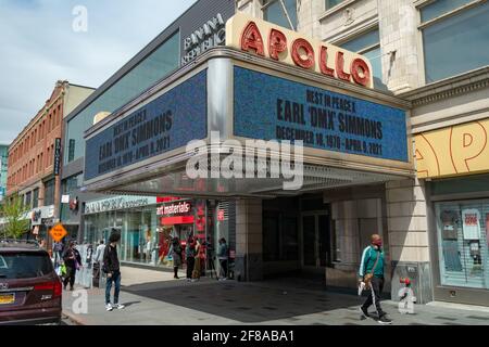 Eine Hommage an den verstorbenen amerikanischen Rapper DMX auf dem Festzelt des Apollo Theatre im Stadtteil Harlem. 10 April 2021 Stockfoto