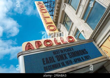 Eine Hommage an den verstorbenen amerikanischen Rapper DMX auf dem Festzelt des Apollo Theatre im Stadtteil Harlem. 10 April 2021 Stockfoto