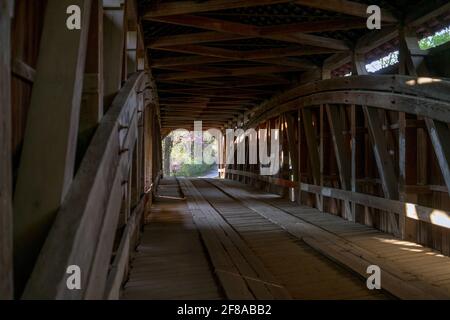 Fahrt in einer langen hölzernen überdachten Brücke im Süden von Indiana USA Stockfoto