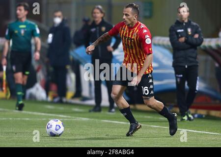 Beneventos italienischer Stürmer Riccardo Improta kontrolliert den Ball während des Fußballspiels zwischen Benevento und US Sassuolo im Ciro Vigorito Stadium, Benevento, Italien, am 12. April 2021 Stockfoto