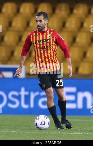 Beneventos italienischer Stürmer Marco Sau kontrolliert den Ball während des Fußballspiels zwischen Benevento und US Sassuolo im Ciro Vigorito Stadium, Benevento, Italien, am 12. April 2021 Stockfoto