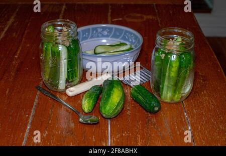 Hausgemachte Gurken in der Küche der Großväter Stockfoto