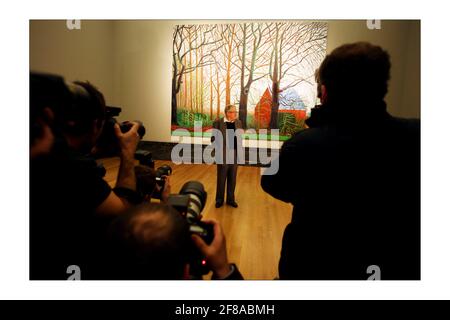 Der britische Künstler David Hockney (L) posiert für Fotografien neben einem Ausschnitt seines Gemäldes 'Bigger Tree's Near Warter', in der Tate Britain in London. David Hockney hat das Kunstwerk der Tate Britainphotograph von David Sandison The Independent 7/4/2008 geschenkt Stockfoto