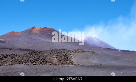 Der Ätna in Sizilien bei Catania, der höchste aktive Vulkan Italiens und ganz Europas. Spuren vulkanischer Aktivität, Dampf aus Kratern. Stockfoto