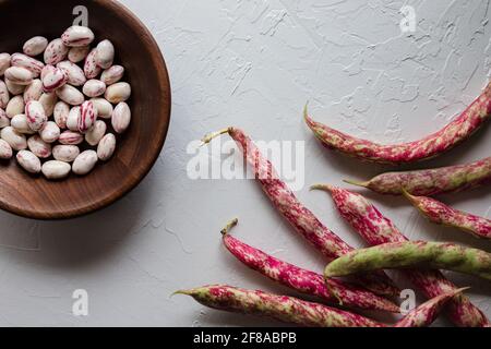 Bunte Cranberry Borlotti Shell-Bohnen mit geschälten Bohnen in Holz Schüssel Stockfoto