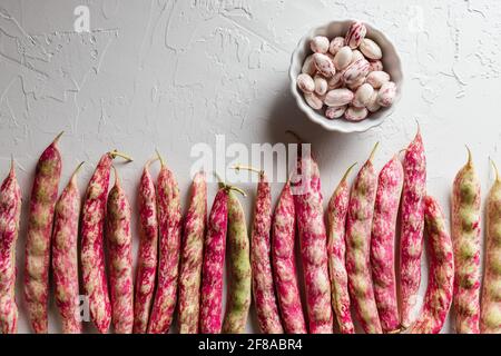 Reihe von bunten Cranberry Borlotti Shell Bohnen mit geschälten Bohnen In White Bowl Stockfoto