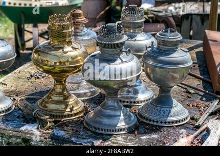 Antike Öllampen Sockel in Gold, Silber und Glas, sitzen zum Verkauf an einem Outdoor-Sake Stockfoto