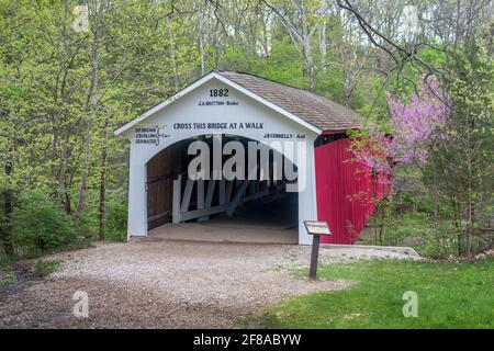 1. Mai 2019 Südliches Indiana USA; eine alte Holzbrücke aus dem Jahr 1882 überspannt einen kleinen Fluss in Indiana USA Stockfoto