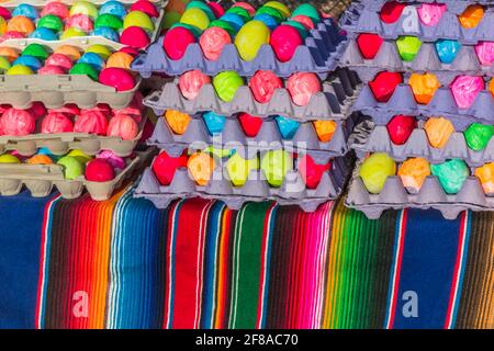 Kartons von Cascarones zum Verkauf auf einer Fiesta. Stockfoto