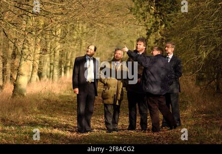 TIM FUNKEN DES MÖNCHS HOLZ WILDLIFE RESEARCH CENTER, ZEIGT LOKALE MP, SHAILESH VARA, SCHATTEN HANDEL UND INDUSTRIE SEKRETÄR, ALAN DUNCAN UND SCHATTEN UMWELT SEKRETÄR, PETER AINSWORTH UM DEN WALD NEBEN DEM STANDORT. HEAD OF MONKS WOOD, ALISTAIR DAWSON[R] SCHAUT AUF 2/06 TOM PILSTON Stockfoto