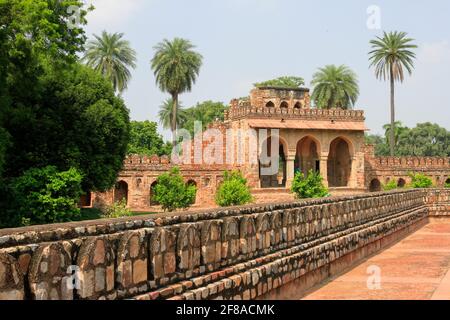 Rotes Gebäude mit Steinmauer in Itmad-Ud-Daulah oder Baby Taj Mahal in Agra Indien mit Palmen Stockfoto