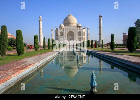 Taj Mahal spiegelte sich in einem Wasserbecken mit blauem Himmel in Agra, Indien, wider Stockfoto
