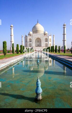 Taj Mahal spiegelte sich in einem Wasserbecken mit blauem Himmel in Agra, Indien, wider Stockfoto