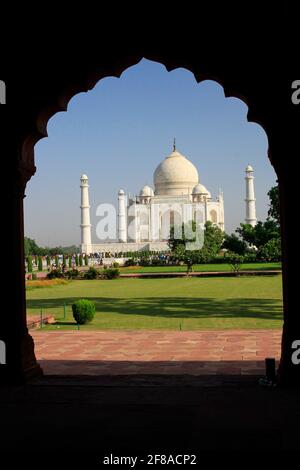 Taj Mahal eingerahmt von dunklem Bogen mit Garten in Agra, Indien Stockfoto