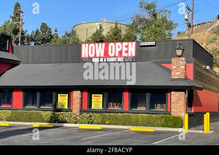 A Now Open for Dine-in and Carry Out in Shakey's Pizza Parlor Restaurant, Freitag, 9. April 2021, in Monterey Park, Kalif. Stockfoto