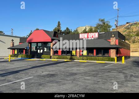 A Now Open for Dine-in and Carry Out in Shakey's Pizza Parlor Restaurant, Freitag, 9. April 2021, in Monterey Park, Kalif. Stockfoto