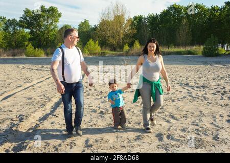 CARBONARA DI PO, ITALIEN - 29. Apr 2016: Nicht identifizierter Mann, Frau und Kind, die an einem sonnigen Tag auf Sand am Po spazieren Stockfoto