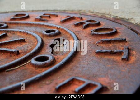 Nahaufnahme der Rusty Detroit Schachtabdeckung Stockfoto