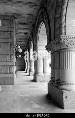 Schwarz und Weiß der dekorativen Säulen und Bögen auf dem Gebäude In Milwaukee WI Stockfoto