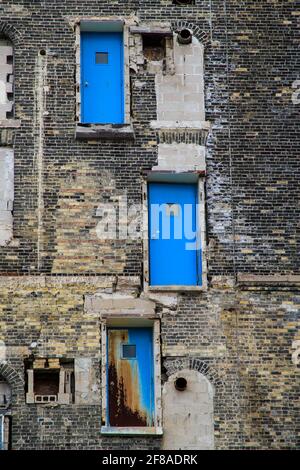 Drei lebendige blaue Türen an der Seite des verlassenen Gebäudes gemacht Von Brick in Milwaukee WI Stockfoto