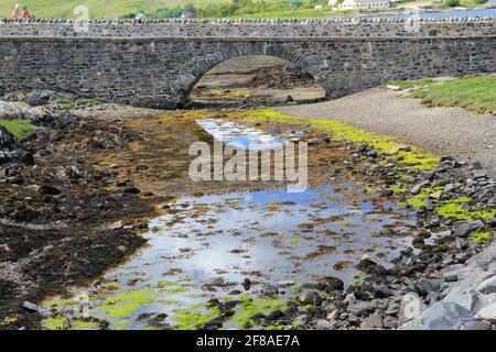 Spiegelung der Brücke im Wasser auf Eileen Donan Castle, Schottland Stockfoto