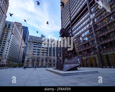 Daley Plaza Chicago. Tauben im Flug und Picasso-Skulptur Stockfoto