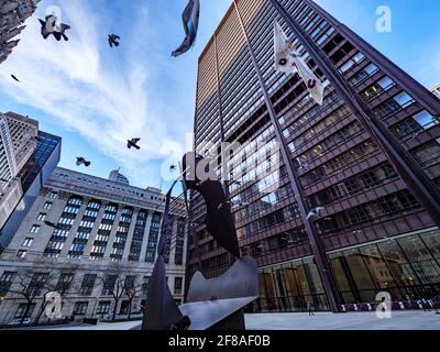 Daley Plaza Chicago. Tauben im Flug und Picasso-Skulptur Stockfoto