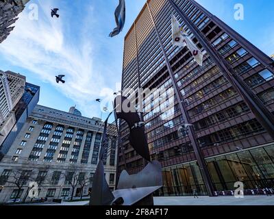 Daley Plaza Chicago. Tauben im Flug und Picasso-Skulptur Stockfoto