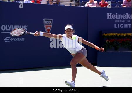 Ana Ivanovic beim ersten Sieg über die Russin Vera Dushevina bei den US Open 2008 in den Flushing Meadows. Stockfoto