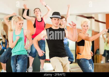 Zumba oder Oberlenningen - Jugendliche tanzen in einem Studio oder Fitness-Studio Sport oder üben eine Tanznummer Stockfoto