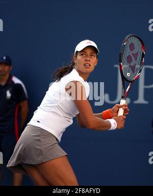 Ana Ivanovic aus Serbien während ihrer zweiten Runde gegen Julie Coin bei den US Open 2008 Stockfoto