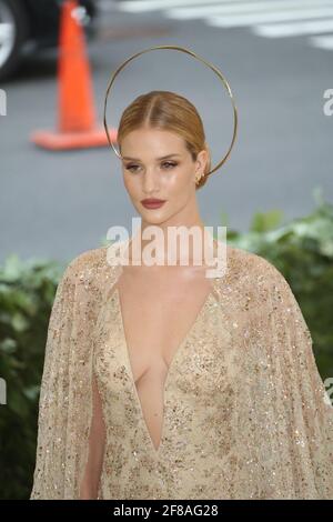 Rosie Huntington-Whiteley während der Met Costume Gala Heavenly Bodies 2018, die am Montag, den 7. Mai 2018, im Metropolitan Museum of Art in New York City stattfand. Foto von Jennifer Graylock-Graylock.com 917-519-7666 Stockfoto