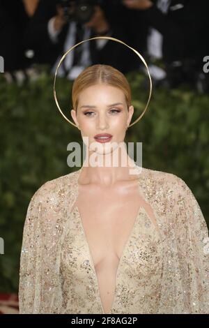 Rosie Huntington-Whiteley während der Met Costume Gala Heavenly Bodies 2018, die am Montag, den 7. Mai 2018, im Metropolitan Museum of Art in New York City stattfand. Foto von Jennifer Graylock-Graylock.com 917-519-7666 Stockfoto