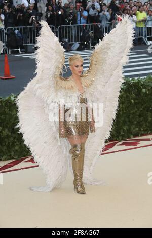 Katy Perry kommt zur Met Costume Gala Heavenly Bodies 2018, die am Montag, den 7. Mai 2018, im Metropolitan Museum of Art in New York City stattfindet. Foto von Jennifer Graylock-Graylock.com 917-519-7666 Stockfoto