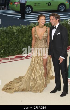 Bradley Cooper, Irina Shayk kommt zur Met Cooper Cooper Gala Heavenly Bodies 2018, die am Montag, den 7. Mai 2018, im Metropolitan Museum of Art in New York City stattfindet. Foto von Jennifer Graylock-Graylock.com 917-519-7666 Stockfoto