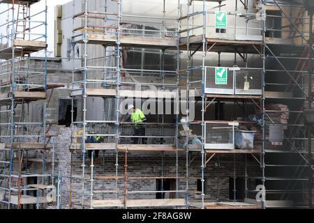 Dublin. April 2021. Auf einer wiedereröffneten Wohnbaustelle in Dublin, Irland, sind Arbeiter beschäftigt, 12. April 2021. Irland hat am Montag begonnen, einige seiner COVID-19-Beschränkungen wie geplant zu lockern. Die Menschen dürfen sich frei innerhalb des Landkreises, in dem sie leben, oder innerhalb von 20 Kilometern von ihrem Zuhause aus bewegen, wobei Veranstaltungen im Freien für nicht mehr als zwei Haushalte erlaubt sind, die Bildung im Klassenzimmer für alle Grund- und Sekundarschüler wieder aufgenommen wird und alle Wohnbauprojekte wieder eröffnet werden. Quelle: Xinhua/Alamy Live News Stockfoto