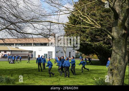 Dublin. April 2021. Die Schüler spielen in einer wiedereröffneten Schule in Dublin, Irland, am 12. April 2021. Irland hat am Montag begonnen, einige seiner COVID-19-Beschränkungen wie geplant zu lockern. Die Menschen dürfen sich frei innerhalb des Landkreises, in dem sie leben, oder innerhalb von 20 Kilometern von ihrem Zuhause aus bewegen, wobei Veranstaltungen im Freien für nicht mehr als zwei Haushalte erlaubt sind, die Bildung im Klassenzimmer für alle Grund- und Sekundarschüler wieder aufgenommen wird und alle Wohnbauprojekte wieder eröffnet werden. Quelle: Xinhua/Alamy Live News Stockfoto