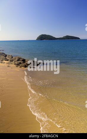 Double Island vom Strand in Palm Cove, Cairns, Queensland, Australien aus gesehen Stockfoto