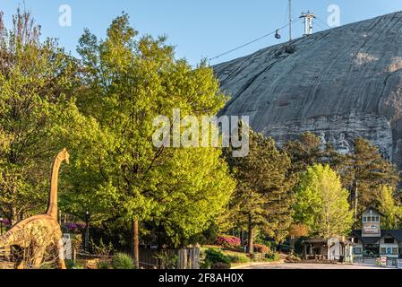 Stone Mountain Park mit Summit Skyride, Crossroads-Attraktionen, Dinotorium und Confederate Memorial Carving in Atlanta, Georgia. (USA) Stockfoto