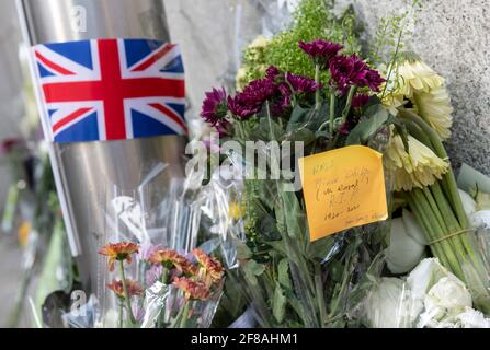 HONGKONG, HONGKONG SAR, CHINA: 13. APRIL 2021. Blumen und Ehrungen an Prinz Philip, Herzog von Edinburgh, vor dem britischen Generalkonsulat in der Admiralty Hongkong platziert. Der 99-jährige Ehemann von Königin Elizabeth II. Verstarb am 9. April 2021 im Schloss Windsor.als ehemalige britische Kolonie haben viele Hongkonger Bürger noch immer gute Erinnerungen an ihre britischen Verbindungen. Alamy Live Nachrichten/Jayne Russell Stockfoto