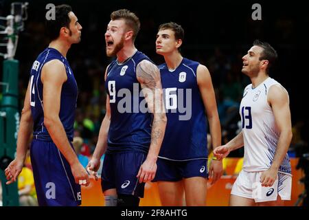 Die brasilianische Volleyballnationalmannschaft der Herren gewinnt bei den Olympischen Sommerspielen 2016 in Rio im Maracanazino-Stadion das Endspiel mit der Goldmedaille gegen Italien. Stockfoto