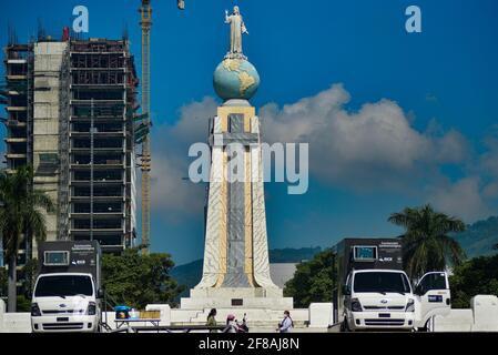 San Salvador, El Salvador. Juli 2020. COVID-19-Testfahrzeuge werden auf dem Salvador del Mundo plaza in El Salvador geparkt 400 positive COVID-19-Fälle wurden an mehreren Tagen bestätigt und mehr als 200,000 COVID-19-Tests wurden vom Gesundheitsministerium durchgeführt. (Foto von Camilo Freedman/SOPA Images/Sipa USA) Quelle: SIPA USA/Alamy Live News Stockfoto