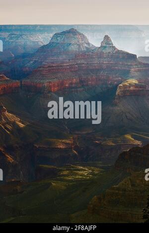 Grand Canyon, Arizona. Brahma-Tempel, Zoroaster-Tempel und der Tipoff, vom Mather Point am Südrand aus gesehen. Stockfoto