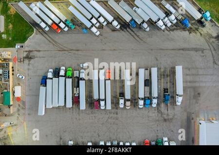 Luftaufnahme von oben Sattelschlepper mit Lastenauflieger Parkplatz Der LKW-Anlegestelle Stockfoto