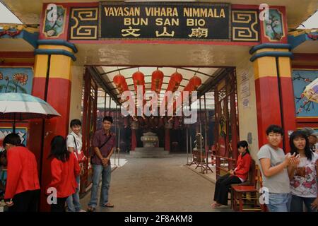 Jugendliche am Tor von Nimmala Vihara (Bun San Bio), einem ältesten Tempel in Tangerang, Banten, Indonesien.