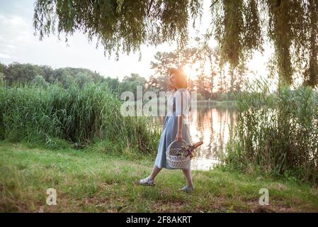 Eine junge Frau, die in einem Park picknickt Stockfoto