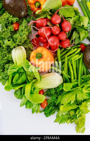 Gesunde frische Zutat für die Herstellung von Gemüsesalat. Stockfoto