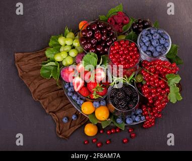 Blüten von Narzissen auf schwarzem Hintergrund Stockfoto